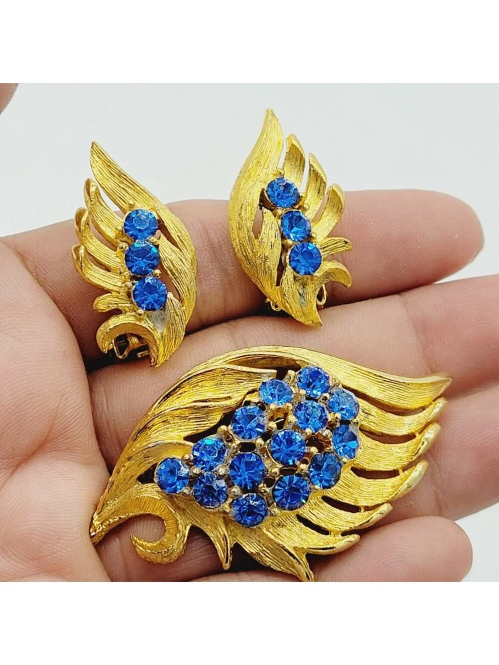 Vintage Gold Tone Leaf Brooch & Earrings Set Blue Rhinestone Demiparure